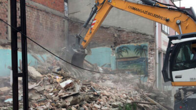 Bir metruk bina daha yıkıldı