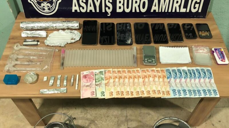 Bursa’da uyuşturucu operasyonu… Bursa'nın Orhangazi ilçesinde uyuşturucu kullanımına ve ticaretine yönelik operasyonda biri