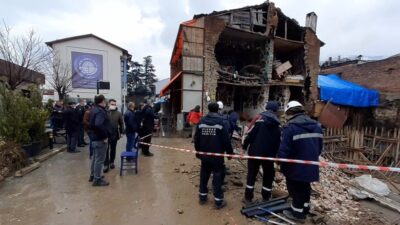 Bursa’da faciadan dönüldü! Büyük bir gürültüyle çöktü