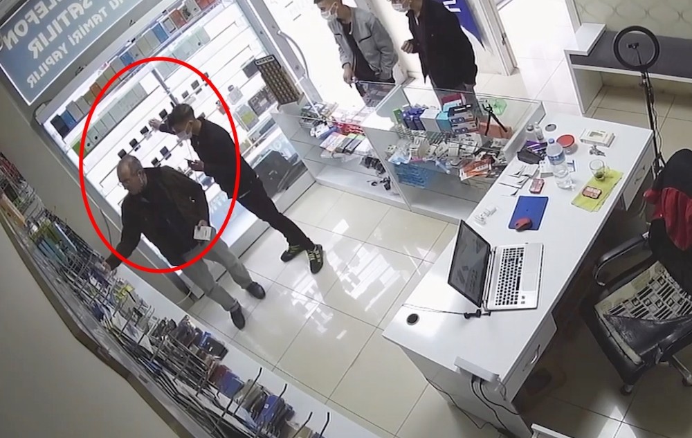 Sözde ‘Tiktok fenomeni’ hırsızlık çetesi… Bursa’da o anlar kamerada