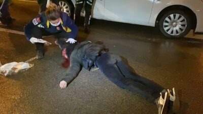 Bursa’da seyir halindeki aracın önüne atlayan genç ağır yaralandı