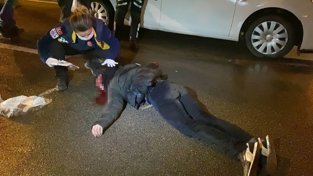 Bursa’da seyir halindeki aracın önüne atlayan genç ağır yaralandı