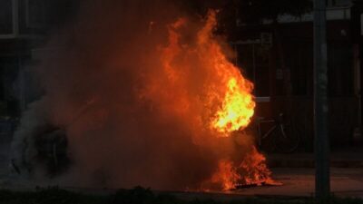 Bursa’da seyir halindeki otomobil alev alev yandı