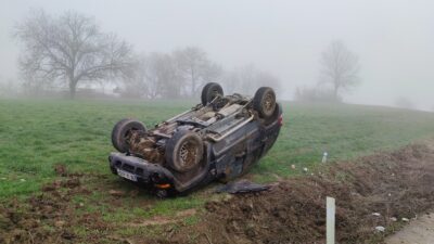 Bursa’da sis nedeniyle yoldan çıkan cip takla attı