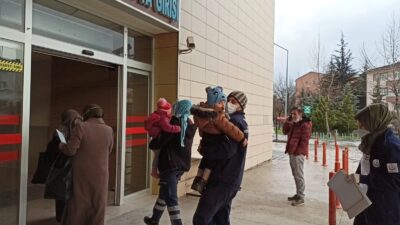 Bursa’da tiner içen ikizler hastaneye kaldırıldı!