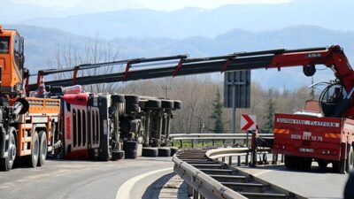 TIR devrildi, kilometrelerce araç kuyruğu oluştu