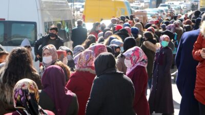 İndirim virüsü unutturdu! Metrelerce kuyruk