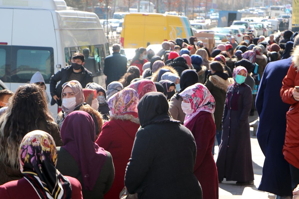 İndirim virüsü unutturdu! Metrelerce kuyruk