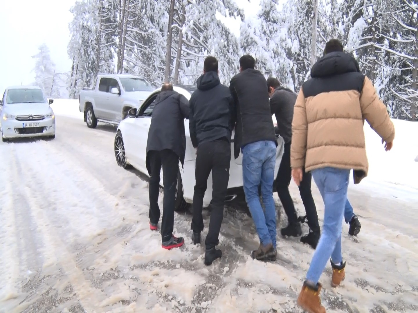 Uludağ’a çıkmak isteyen tedbirsiz vatandaşlar yolda kaldı