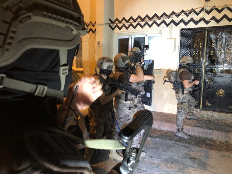 Bursada uyuşturucu parasıyla lüks hayata suçüstü