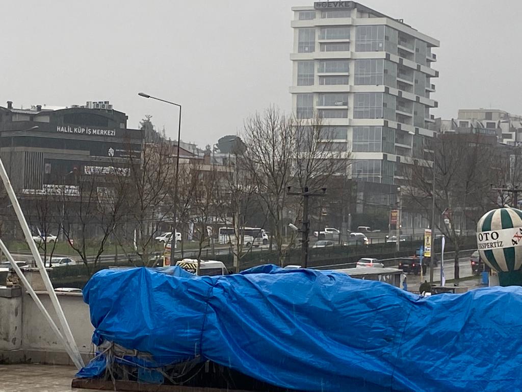 Bursa’da hava bir anda karardı! Dolu gibi yağdı… Bursa’da hava bir anda karardı! Dolu gibi yağdı…