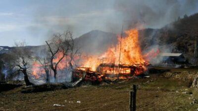 Köyde yangın paniği! 4 ev, 4 samanlık ve 4 ahır…