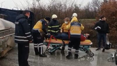 Yenisehir-Bilecik yolunda beton mikseri devrildi