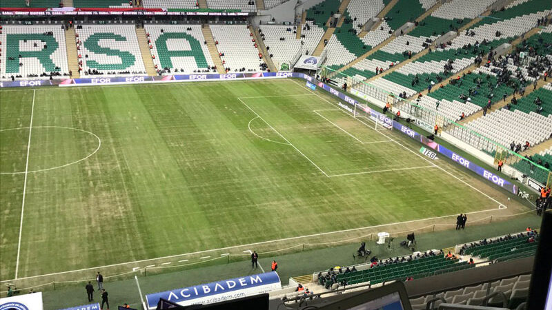 Türkiye futbol liglerinde son dönemde herkes stadyumların zeminlerinden şikayetçi... Olay