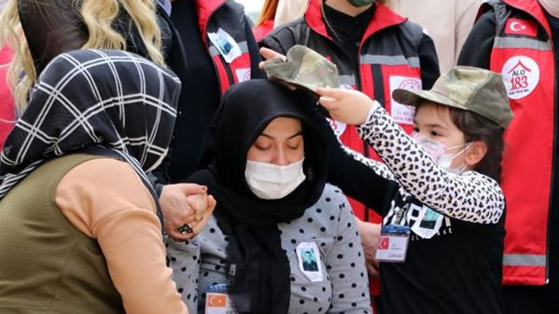 Şehit kızından yürek yakan hareket
