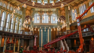 Açılışa hazırlanıyor! Dev avize takıldı