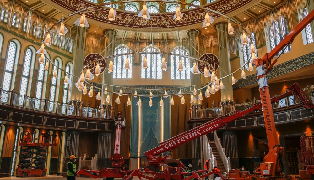 Açılışa hazırlanıyor! Dev avize takıldı