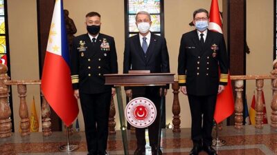 Bakan Akar, Filipinler Deniz Kuvvetleri Komutanı ile görüştü