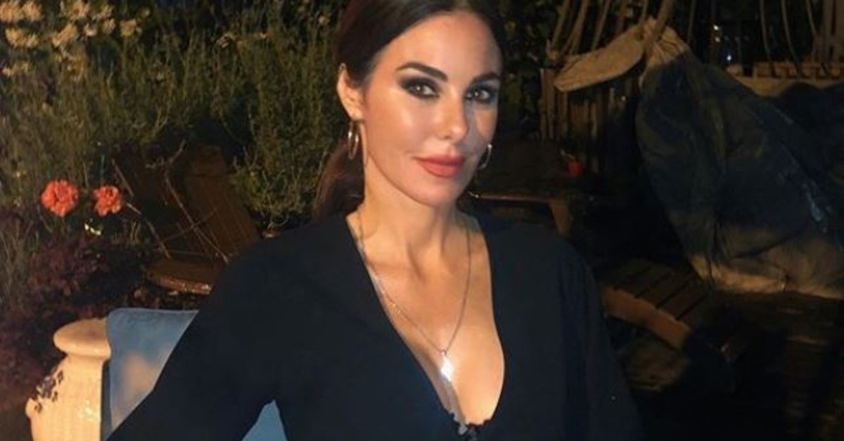 49’luk Defne, pozlarıyla ortalığı kasıp kavurdu 49’luk Defne, pozlarıyla ortalığı kasıp kavurdu