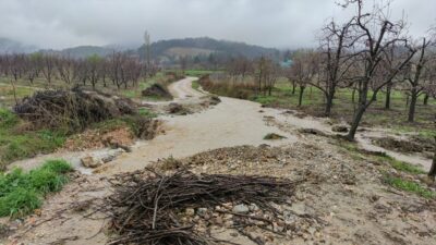 Bursa’yı sağanak vurdu! Dereler taştı, araziler su altında kaldı