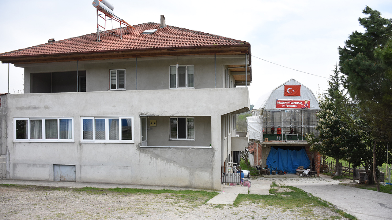 Çocuğu için garaj üzerine mini halı saha yaptı