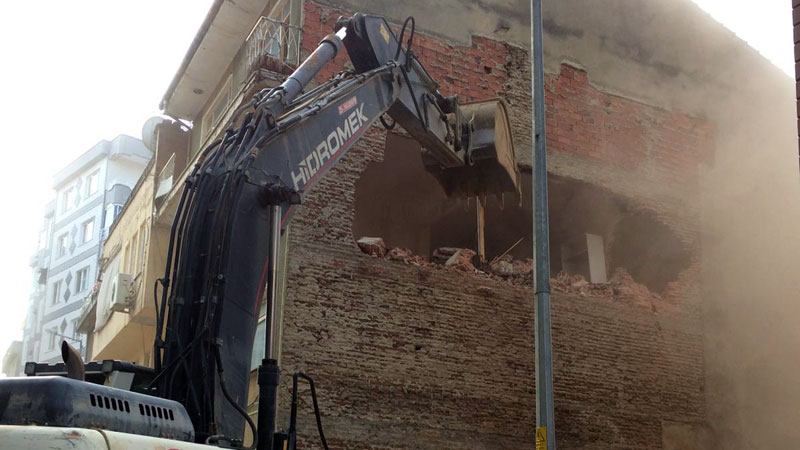 Depreme dayanıksız bna yıkıldı
