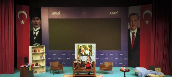 Bursa’da afet bilinci tiyatro oyunuyla anlatılıyor Bursa’da afet bilinci tiyatro oyunuyla anlatılıyor