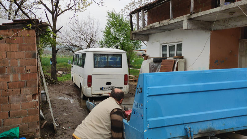 Yer: Bursa… Minibüsü bırakıp kaçtı Yer: Bursa… Minibüsü bırakıp kaçtı