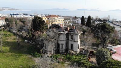 Asırlık köşk harabeye döndü