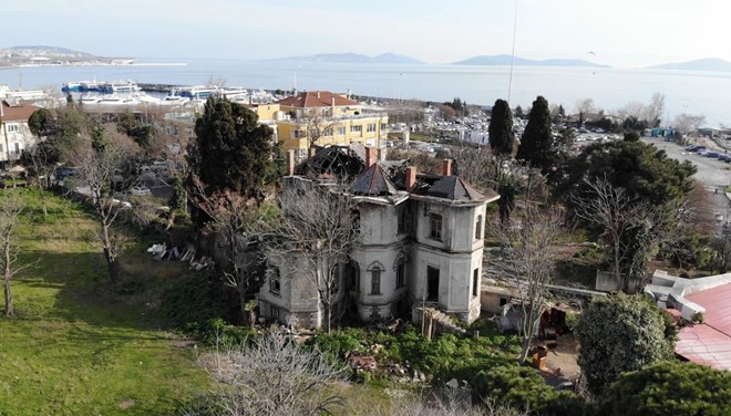 Asırlık köşk harabeye döndü