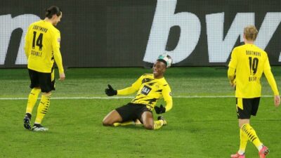 Almanya Birinci Futbol Ligi (Bundesliga) takımlarından Borussia Dortmund'da forma giyen