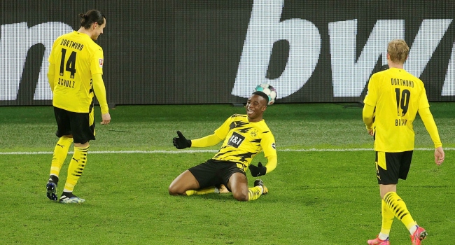 Almanya Birinci Futbol Ligi (Bundesliga) takımlarından Borussia Dortmund'da forma giyen