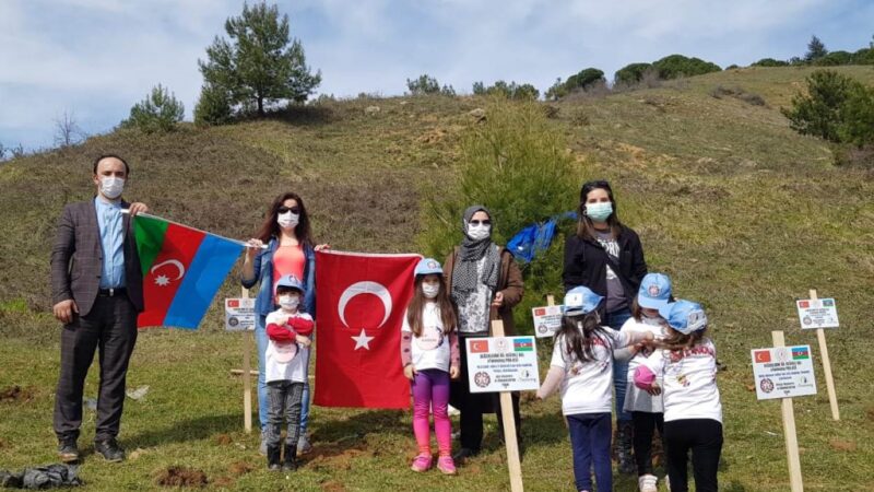 Dostluk fidanlanları toprakla buluştu Orhangazi 125. Yıl Anaokulu ile Azerbaycan Heyder Eliyev Lisesi öğrencileri,