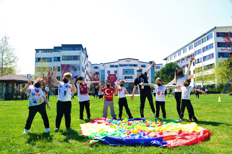 Atatürk çocuklarının bayram mutluluğu Atatürk çocuklarının bayram mutluluğu
