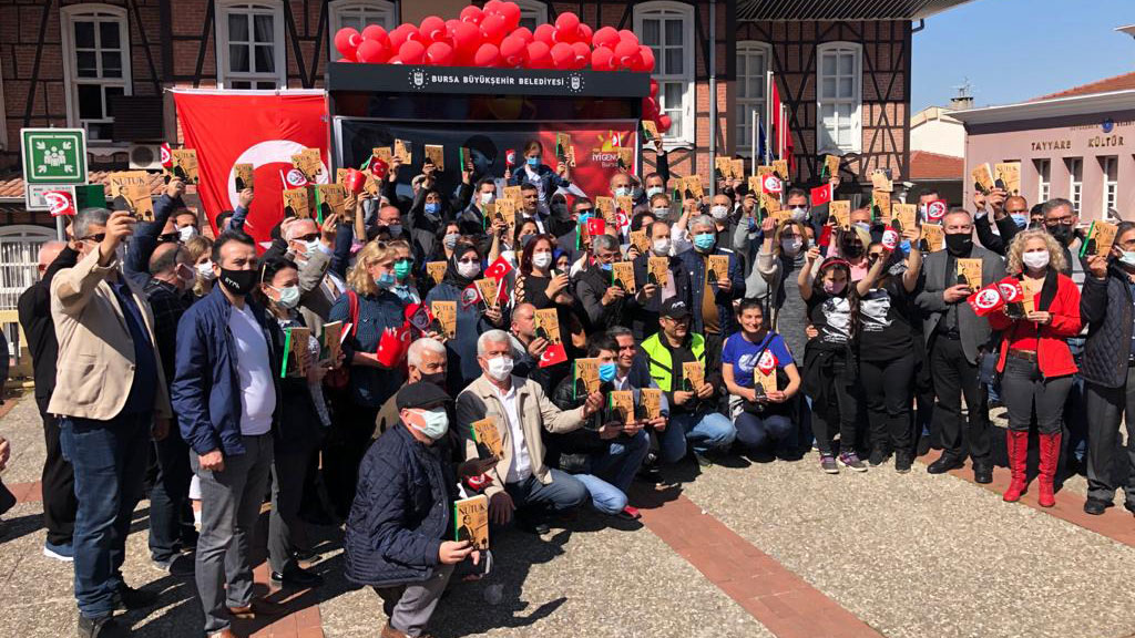 İYİ Parti’liler ‘Nutuk’ dağıttı