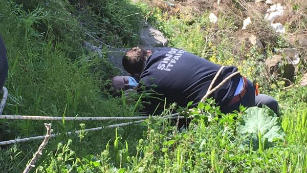 Yaslandığı surun bir bölümü yıkıldı! 7 metreden düştü