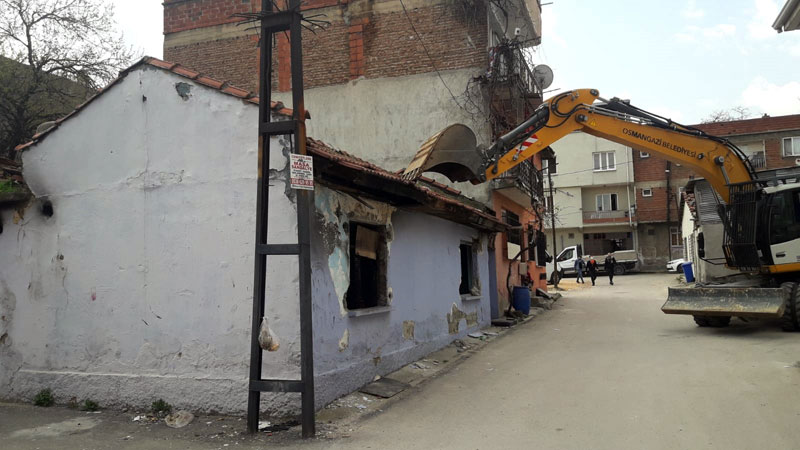 Osmangazi’de metruk binalar huzur ve güvenlik için yıkılıyor
