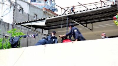 Akılalmaz olay! Kızını balkondan sarkıtarak bağırdı: Onun kanı akarsa büyü bozulacak