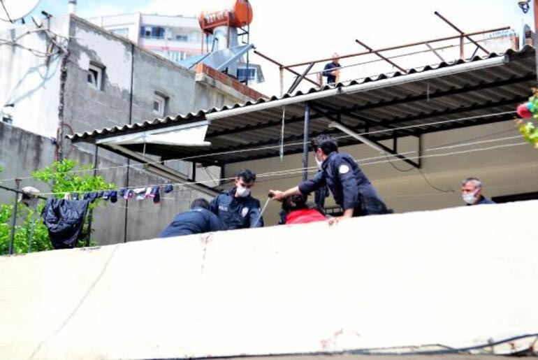 Akılalmaz olay! Kızını balkondan sarkıtarak bağırdı: Onun kanı akarsa büyü bozulacak