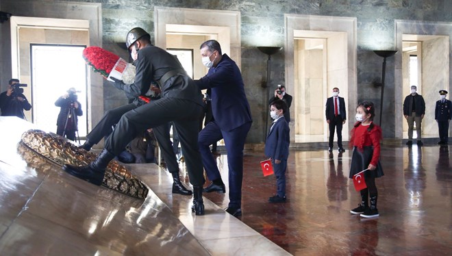 Milli Eğitim Bakanı Selçuk Anıtkabir’i ziyaret etti