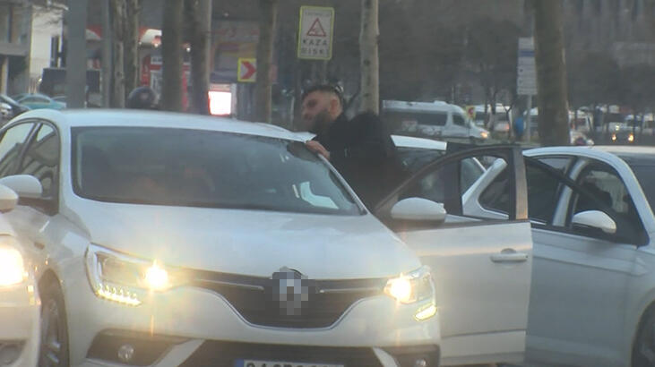 Şoke eden olay! Yol ortasında durdurdu, tekme tokat dövdü