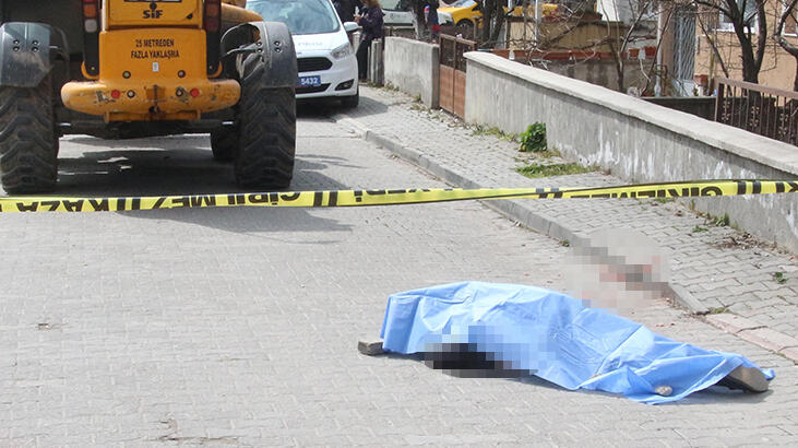 İş makinesi altında kalan adam feci şekilde can verdi!