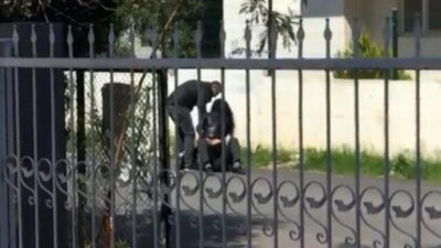 Yanındaki adamı bir anda yere yatırdı! Önce bağırdı sonra dövdü