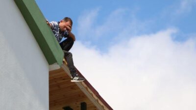 Polis etraftakileri uzaklaştırdı! Yürekler ağza geldi