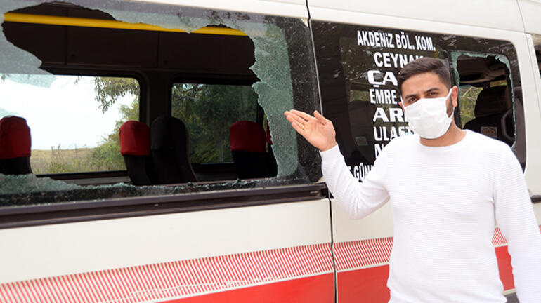 Minibüste dehşet! Camlar yolcuların üzerine düştü Minibüste dehşet! Camlar yolcuların üzerine düştü