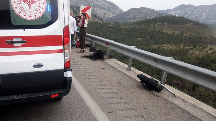 Feci görüntü! Motosiklet bariyerlere çarptı: 2 ölü