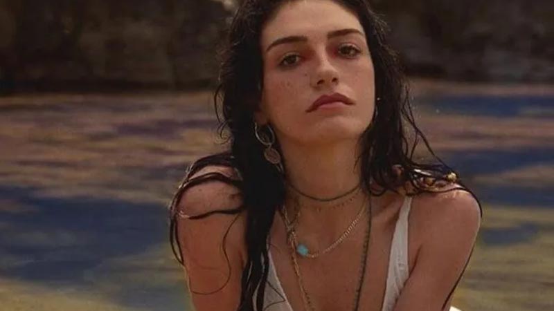 Sütyensiz paylaşımına beğeni yağdı