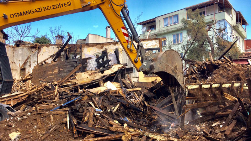 Bursa’da yanan bina gece saatlerinde yıkıldı