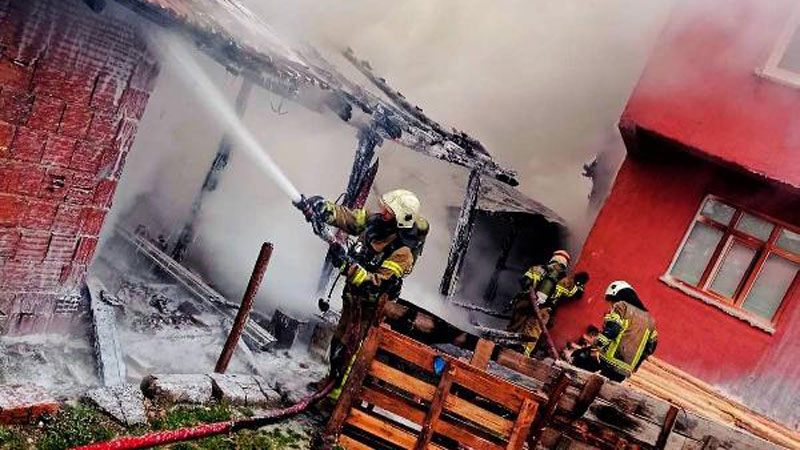 Bursa’da odunluk yangında küle döndü Bursa’da odunluk yangında küle döndü