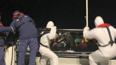 Marmaris açıklarında 13 kaçak göçmen kurtarıldı
